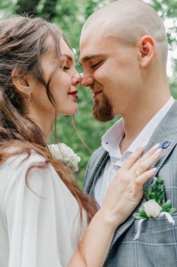 Gelin ve damat şefkatle kucaklaşır.