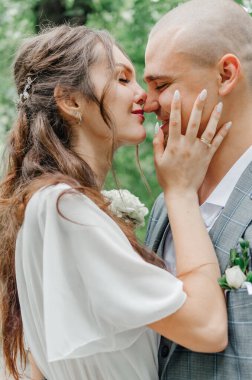 Gelin ve damat şefkatle kucaklaşır.