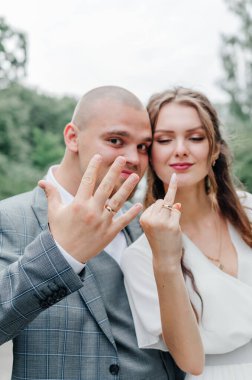 Gelinler parmaklarında alyans gösteriyor.