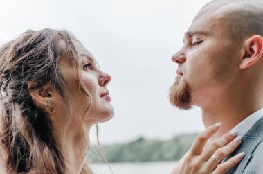 Gelin ve damadın birbirlerine bakıyorlar.