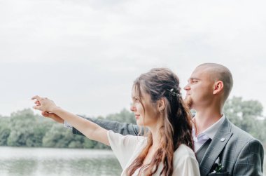 Gelin ve damat el ele tutuşuyorlar.