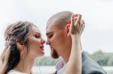 Gelin ve damadın birbirlerine bakıyorlar.