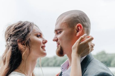  Gelin ve damadın birbirlerine bakıyorlar.