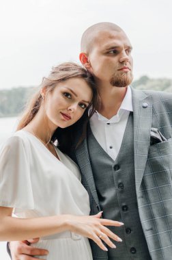 Gelin ve damat kucaklaşır