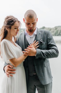 Gelin ve damat kucaklaşır