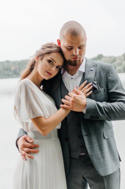 Gelin ve damat kucaklaşır