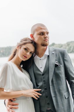 Gelin ve damat kucaklaşır