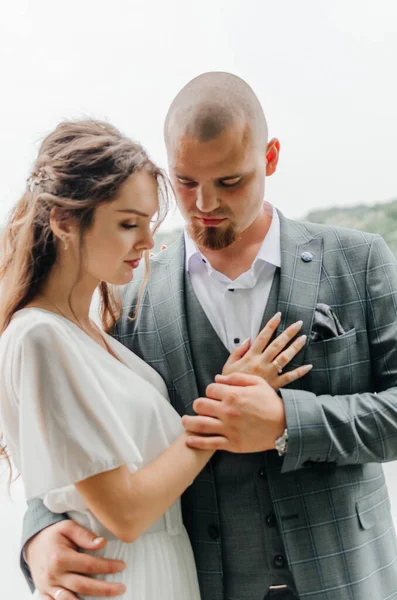 Gelin ve damat kucaklaşır