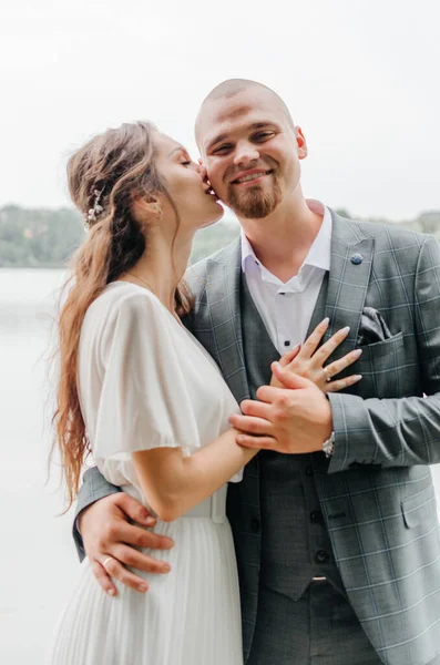 Gelin ve damat kucaklaşır