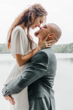 damat gelini kollarında tutar.