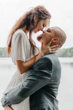 damat gelini kollarında tutar.