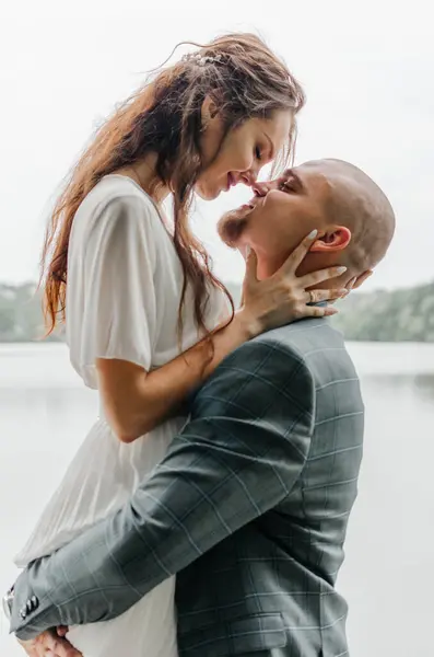 damat gelini kollarında tutar.