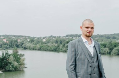 Takım elbiseli bir adam