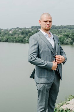 Takım elbiseli bir adam