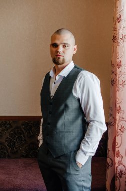 Pencerenin yanındaki damadın portresi.