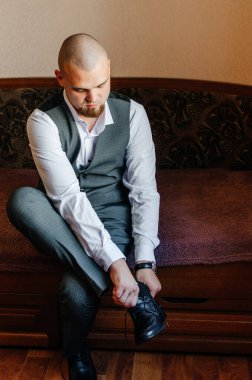 Damat ayakkabılarla koyar