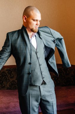 Damat bir ceket giyer.