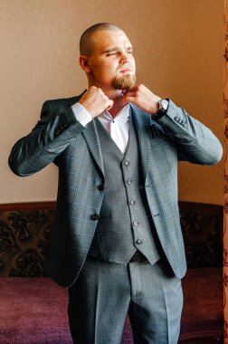 Damat bir ceket giyer.