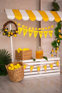 Üzerinde limonata yazan bir sepet limon ve limon.