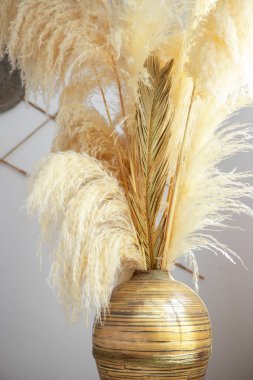 Sarı çiçekli bir vazo.