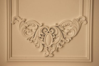 Üzerinde tasarım olan beyaz bir duvar.