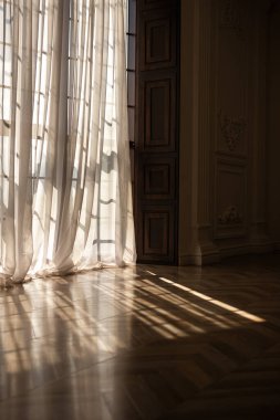 Pencereden yere düşen gölge.