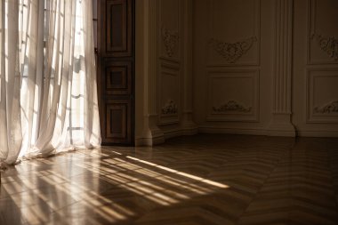 Pencereden yere düşen gölge.