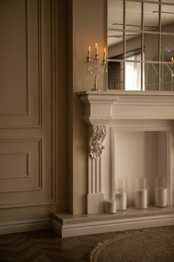 Üzerinde beyaz mumlar olan gümüş renkli bir şamdan.