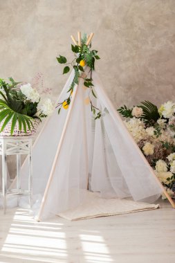 Odasında çiçekler olan dekorasyon çadırları.