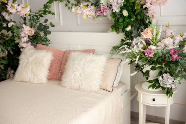 Vazodaki çiçekler Parlak bir odada yataklı