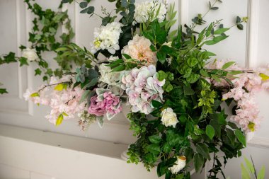 Vazodaki çiçekler Parlak bir odada yataklı