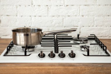 Mutfak sobasında metal bir kepçe.