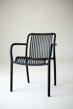 Beyaz arka planda siyah bir sandalye