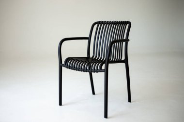 Beyaz arka planda siyah bir sandalye