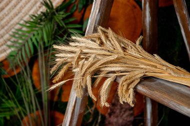 Vazoda buğday ve diğer bitkilerle süslenmiş süsler ve nakışlı süsler.