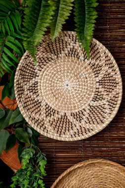 Vazoda buğday ve diğer bitkilerle süslenmiş süsler ve nakışlı süsler.