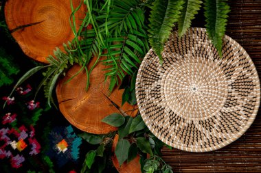 Vazoda buğday ve diğer bitkilerle süslenmiş süsler ve nakışlı süsler.