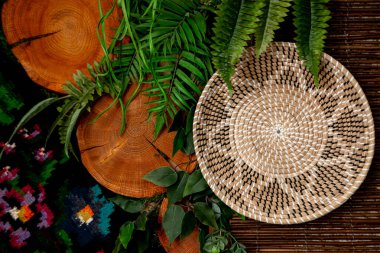 Vazoda buğday ve diğer bitkilerle süslenmiş süsler ve nakışlı süsler.