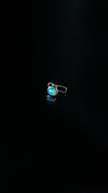 Siyah arkaplanda mücevherler