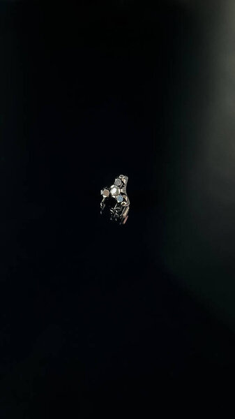 ювелирные изделия на черном фоне