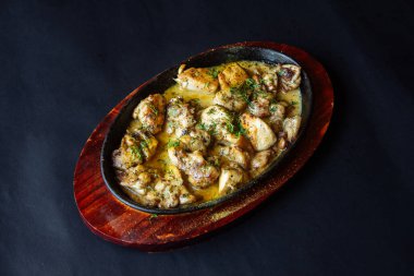 Tavuğu bir tabakta pişirdim.