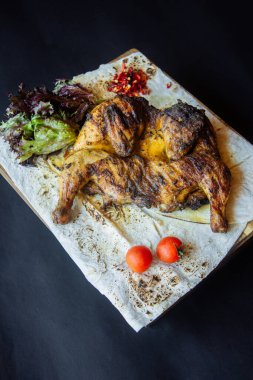 Pide ve sebzeli kızarmış tavuk.