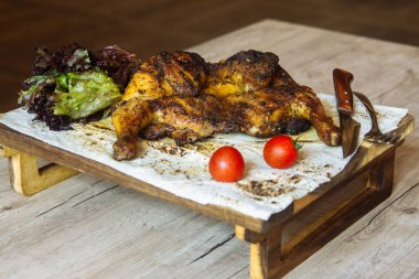 Pide ve sebzeli kızarmış tavuk.