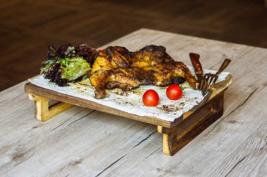 Pide ve sebzeli kızarmış tavuk.