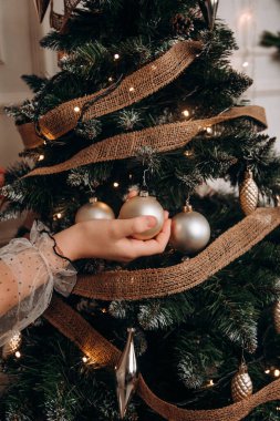 Oyuncaklar Noel ağacında asılı.