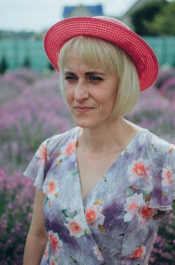 Lavanta tarlasında kırmızı şapkalı bir kadın.