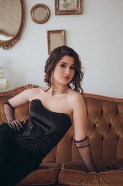 Vintage Sofa 'da Siyah Elbiseli Kendine Güvenen Kadın