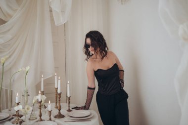 Süslü Masa 'dan Siyah Elbiseli Kadın