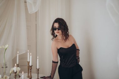 Romantik Masa Ayarlarında Siyah Elbiseli Zarif Kadın