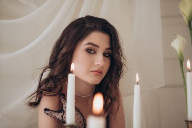 Mum ışığında parlayan kadınsı güzellik.